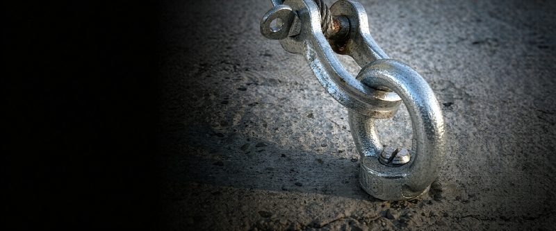 水泥地上的锻造环体连接:卸扣、钢丝绳与套环