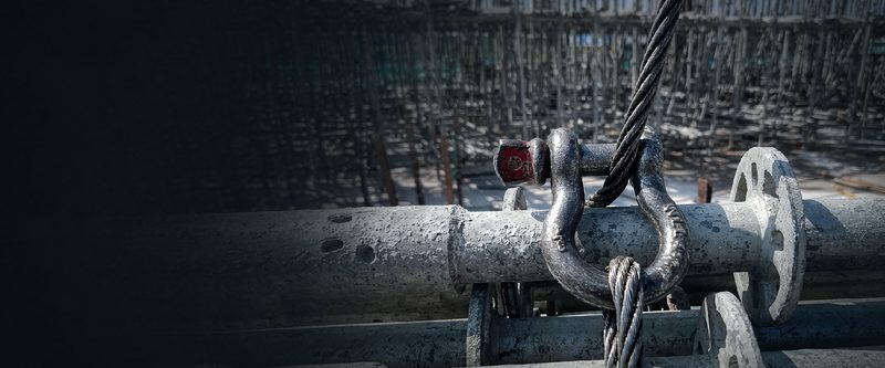 Forged anchor shackle with steel wire rope on scaffolding pipes