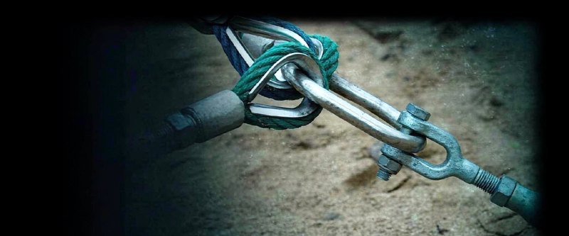 Forged shackle and thimble rope termination on sand